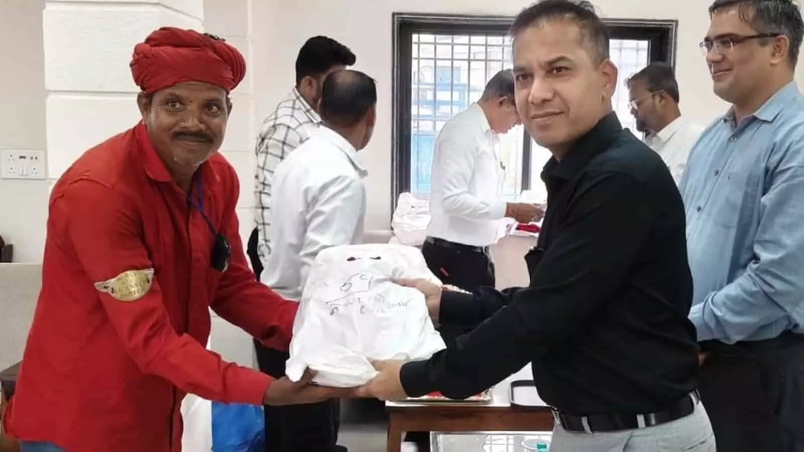 वडोदरा रेलवे स्टेशन पर अधिकारी रेल सहायक को वर्दी का पैकेट दे रहे हैं। वडोदरा रेलवे स्टेशन पर अधिकारी रेल सहायक को वर्दी का पैकेट दे रहे हैं।