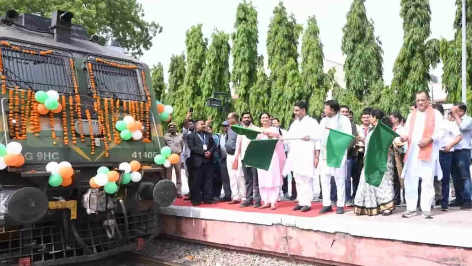 जयपुर में मंत्री जोराराम कुमावत वरिष्ठ नागरिक तीर्थ यात्रा ट्रेन को हरी झंडी दिखा रहे हैं। जयपुर में मंत्री जोराराम कुमावत वरिष्ठ नागरिक तीर्थ यात्रा ट्रेन को हरी झंडी दिखा रहे हैं।