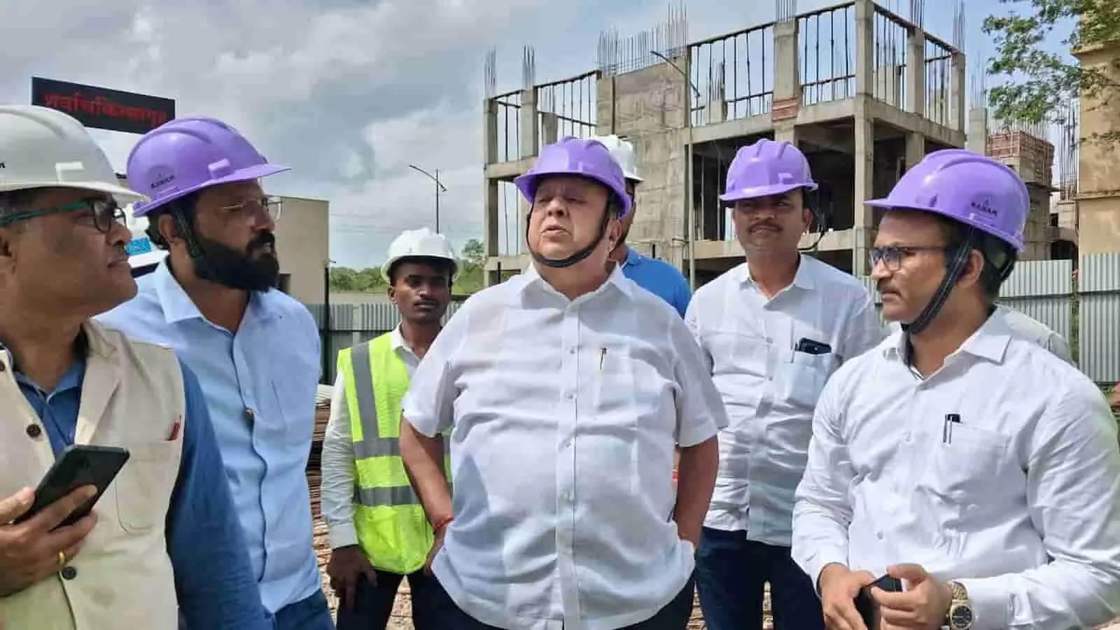 कोल्हापुर के शेंडा पार्क में निर्माण स्थल का निरीक्षण करते मंत्री हसन मुश्रीफ। कोल्हापुर के शेंडा पार्क में निर्माण स्थल का निरीक्षण करते मंत्री हसन मुश्रीफ।