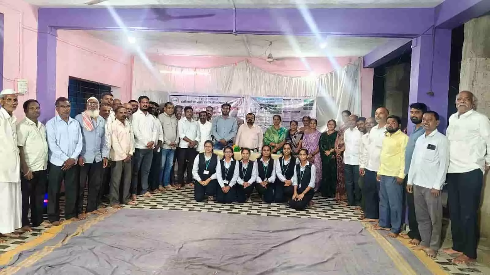 कोल्हापुर के बामणी में आयोजित कृषि मार्गदर्शन कार्यक्रम में उपस्थित किसान और कृषि छात्र। कोल्हापुर के बामणी में आयोजित कृषि मार्गदर्शन कार्यक्रम में उपस्थित किसान और कृषि छात्र।