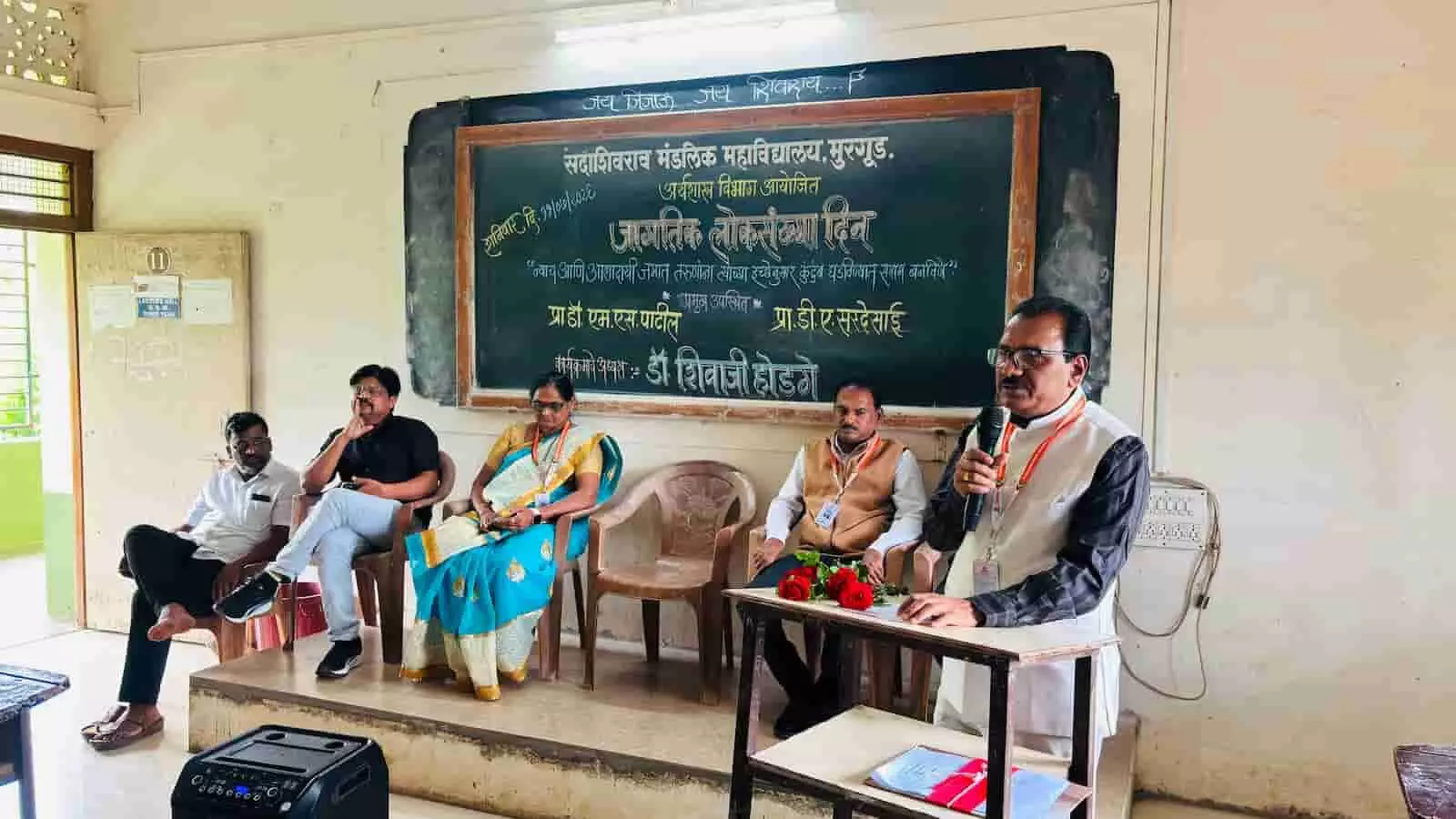 मुरगूड महाविद्यालय में आयोजित कार्यक्रम में मंच पर बैठे अतिथि और संबोधित करते प्राचार्य। मुरगूड महाविद्यालय में आयोजित कार्यक्रम में मंच पर बैठे अतिथि और संबोधित करते प्राचार्य।