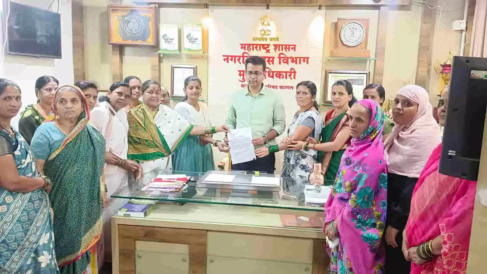 कागल नगरपरिषद में अधिकारी को ज्ञापन सौंपते हुए स्थानीय नागरिक और महिलाएं। कागल नगरपरिषद में अधिकारी को ज्ञापन सौंपते हुए स्थानीय नागरिक और महिलाएं।