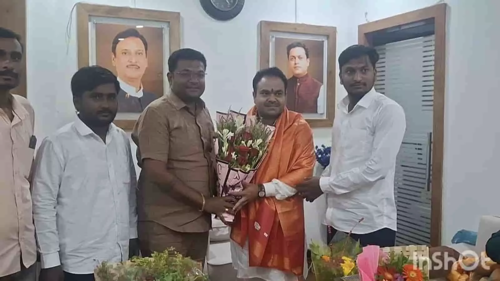 गुलदस्ता और शॉल भेंट करते हुए सहयोगी और नगरसेवक विकास कांबळे लातूर में जन्मदिन समारोह के दौरान।