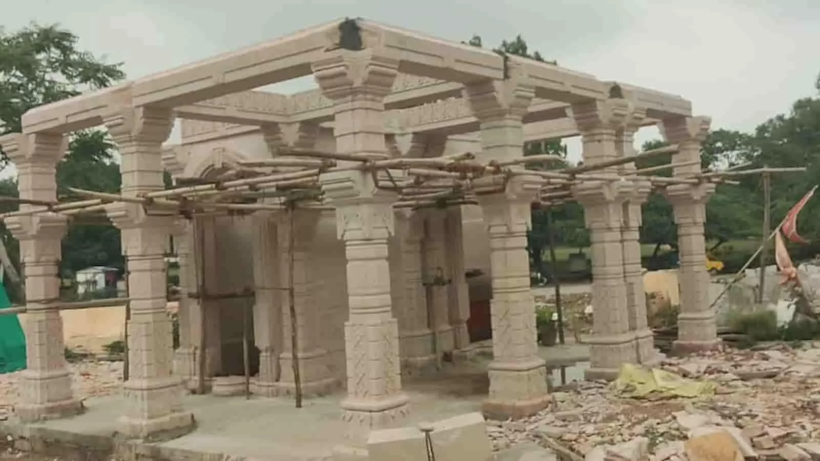 खेरवाड़ा में निर्माणाधीन श्री पंचमुखी महादेव मंदिर का पत्थर का ढांचा दिख रहा है। खेरवाड़ा में निर्माणाधीन श्री पंचमुखी महादेव मंदिर का पत्थर का ढांचा दिख रहा है।