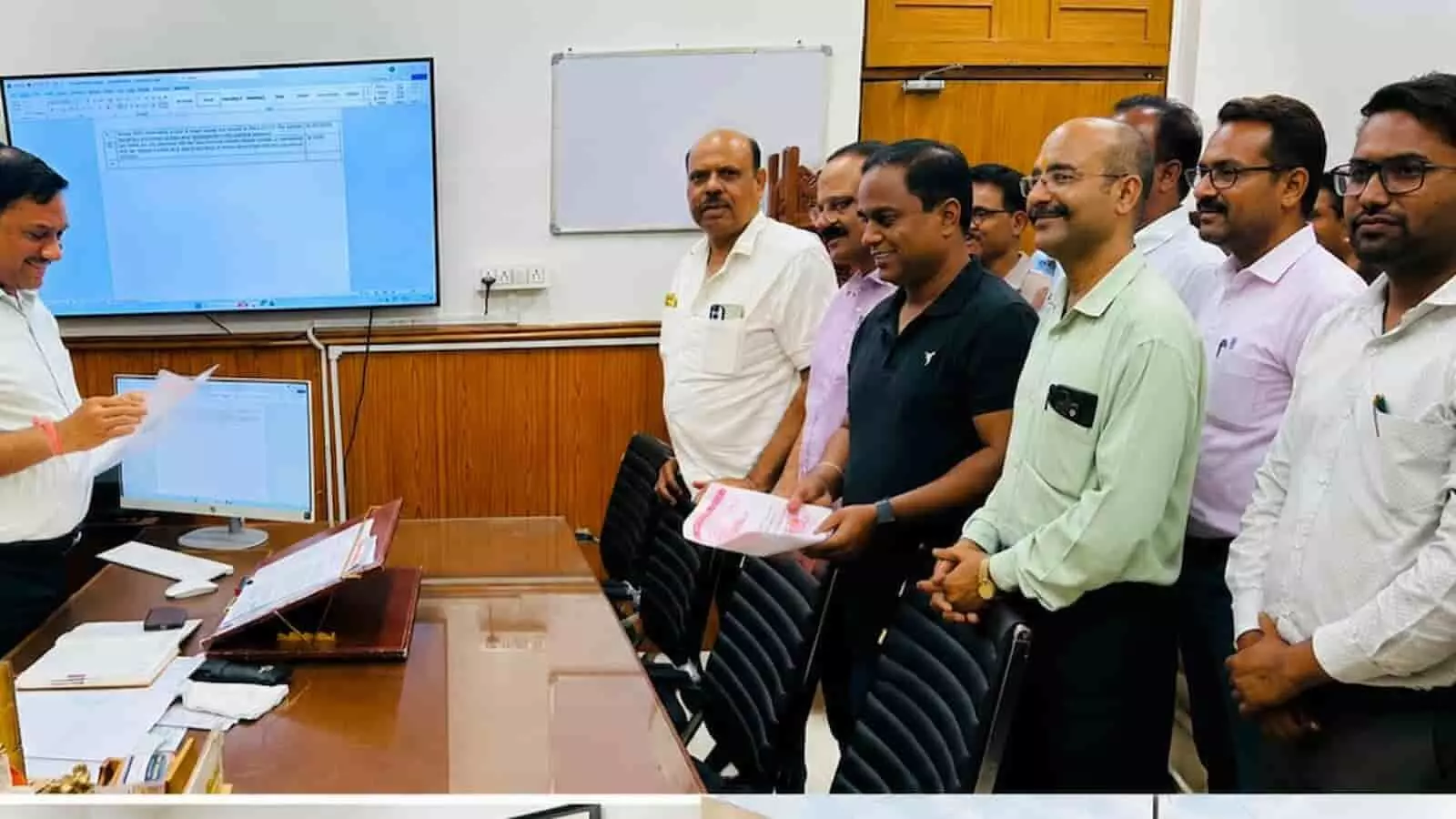 तस्वीर में रेल यूनियन प्रतिनिधि कोटा मण्डल कार्यालय में अपर मण्डल रेल प्रबंधक को ज्ञापन दे रहे हैं। तस्वीर में रेल यूनियन प्रतिनिधि कोटा मण्डल कार्यालय में अपर मण्डल रेल प्रबंधक को ज्ञापन दे रहे हैं।