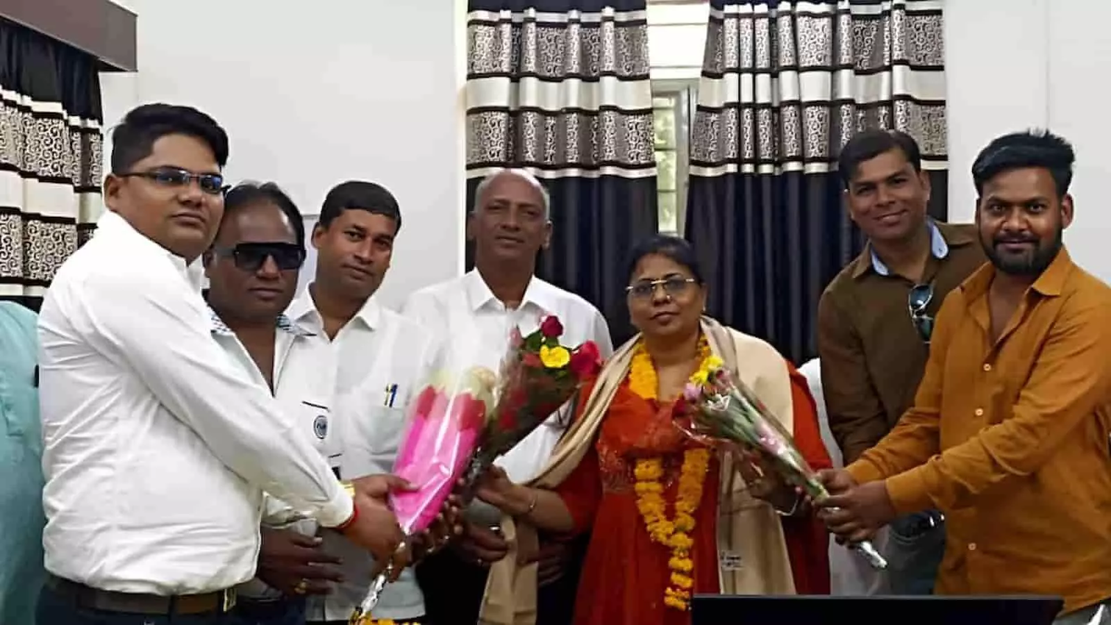 तस्वीर में कोटा में आयोजित अभिनंदन समारोह के दौरान नवनियुक्त उप रजिस्ट्रार बीना बैरवा को गुलदस्ता भेंट करते समाज के प्रतिनिधि दिख रहे हैं। तस्वीर में कोटा में आयोजित अभिनंदन समारोह के दौरान नवनियुक्त उप रजिस्ट्रार बीना बैरवा को गुलदस्ता भेंट करते समाज के प्रतिनिधि दिख रहे हैं।