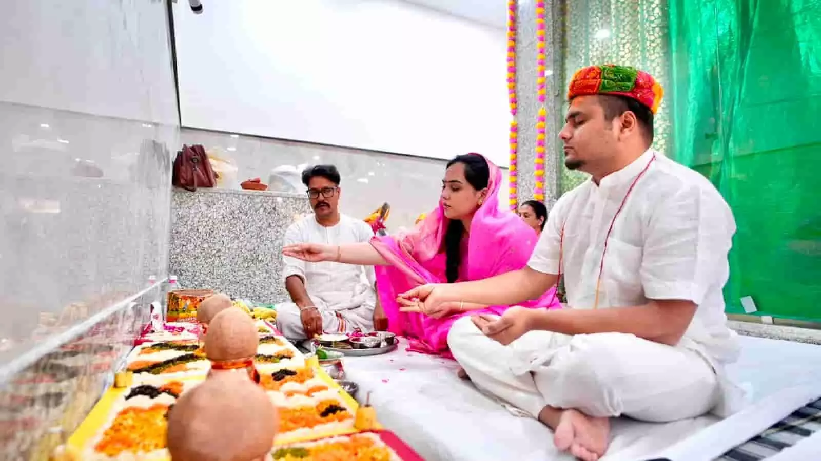 तस्वीर में लक्ष्मीनाथ मंदिर के भीतर पूजा सामग्री के सामने बैठे श्रद्धालु जोड़े द्वारा वैदिक अनुष्ठान किया जा रहा है। तस्वीर में लक्ष्मीनाथ मंदिर के भीतर पूजा सामग्री के सामने बैठे श्रद्धालु जोड़े द्वारा वैदिक अनुष्ठान किया जा रहा है।