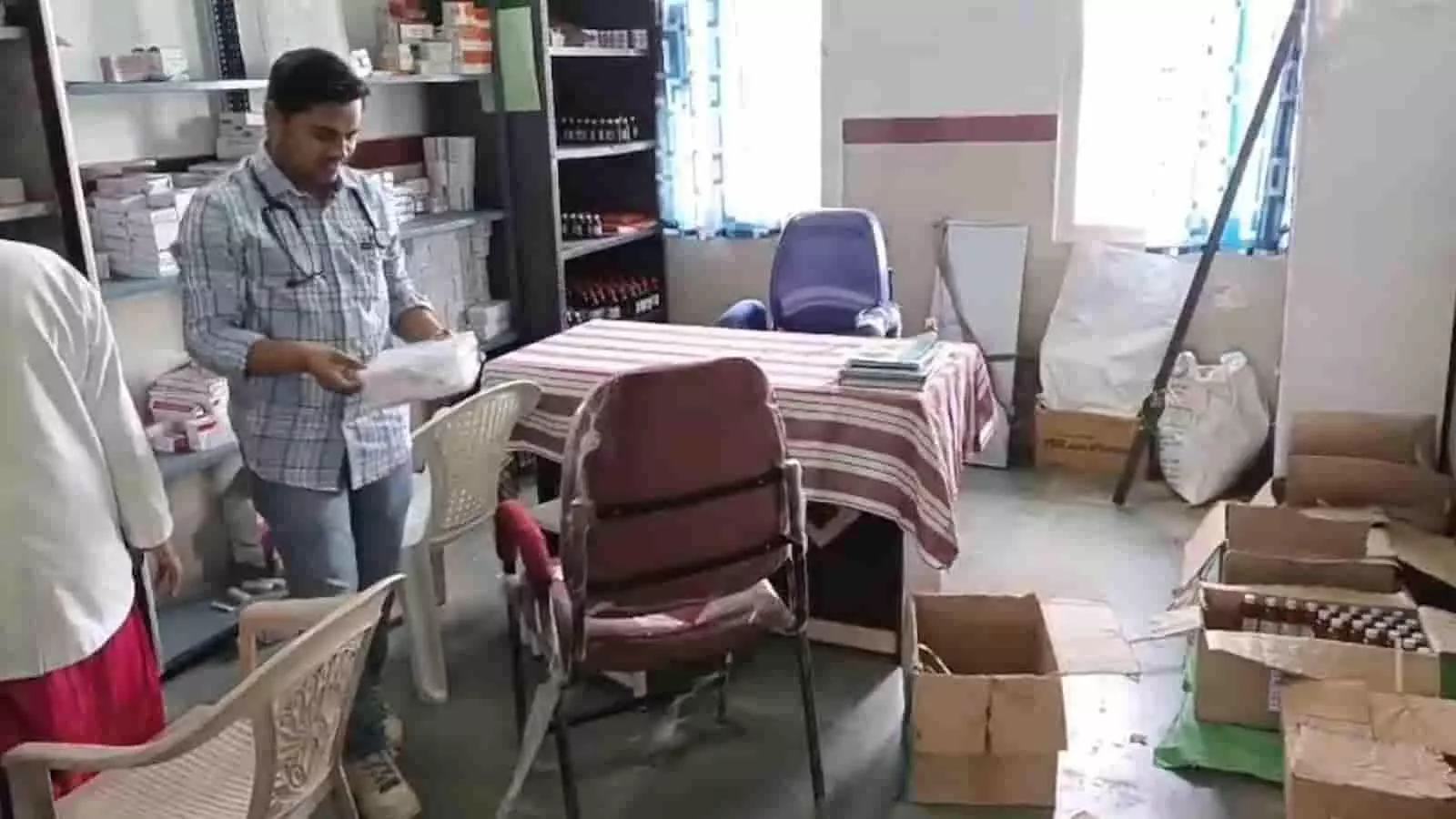 बड़गांव प्राथमिक स्वास्थ्य केंद्र के कमरे में डॉक्टर दवाइयों को व्यवस्थित कर रहे हैं। बड़गांव प्राथमिक स्वास्थ्य केंद्र के कमरे में डॉक्टर दवाइयों को व्यवस्थित कर रहे हैं।