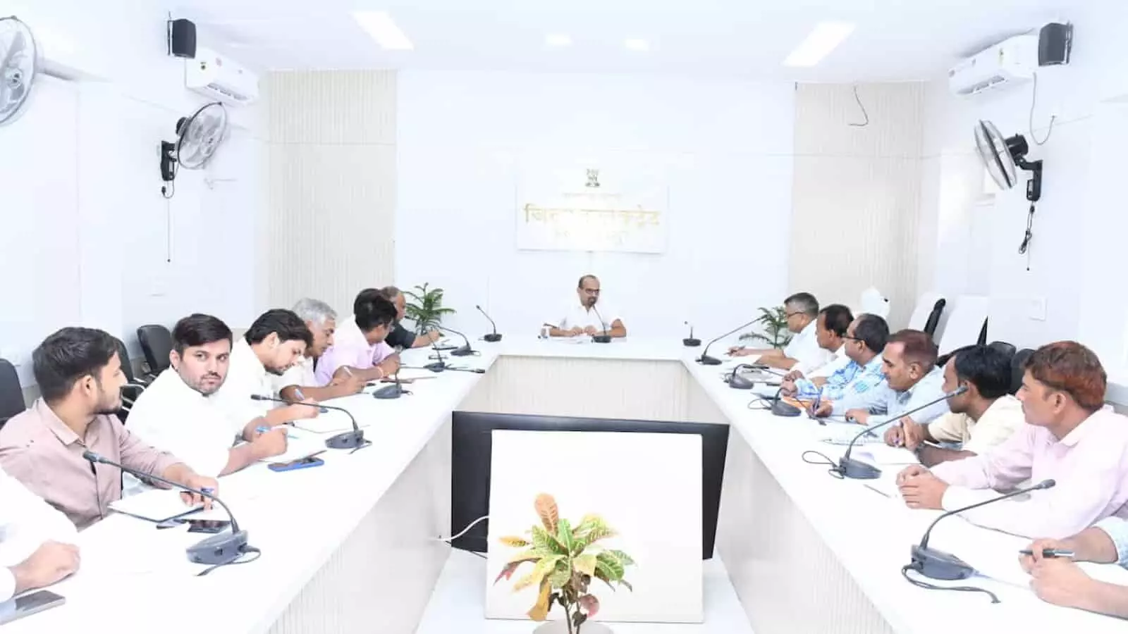 कलेक्ट्रेट सभागार में जिला कलक्टर की अध्यक्षता में आयोजित प्रशासनिक समीक्षा बैठक में उपस्थित अधिकारी।