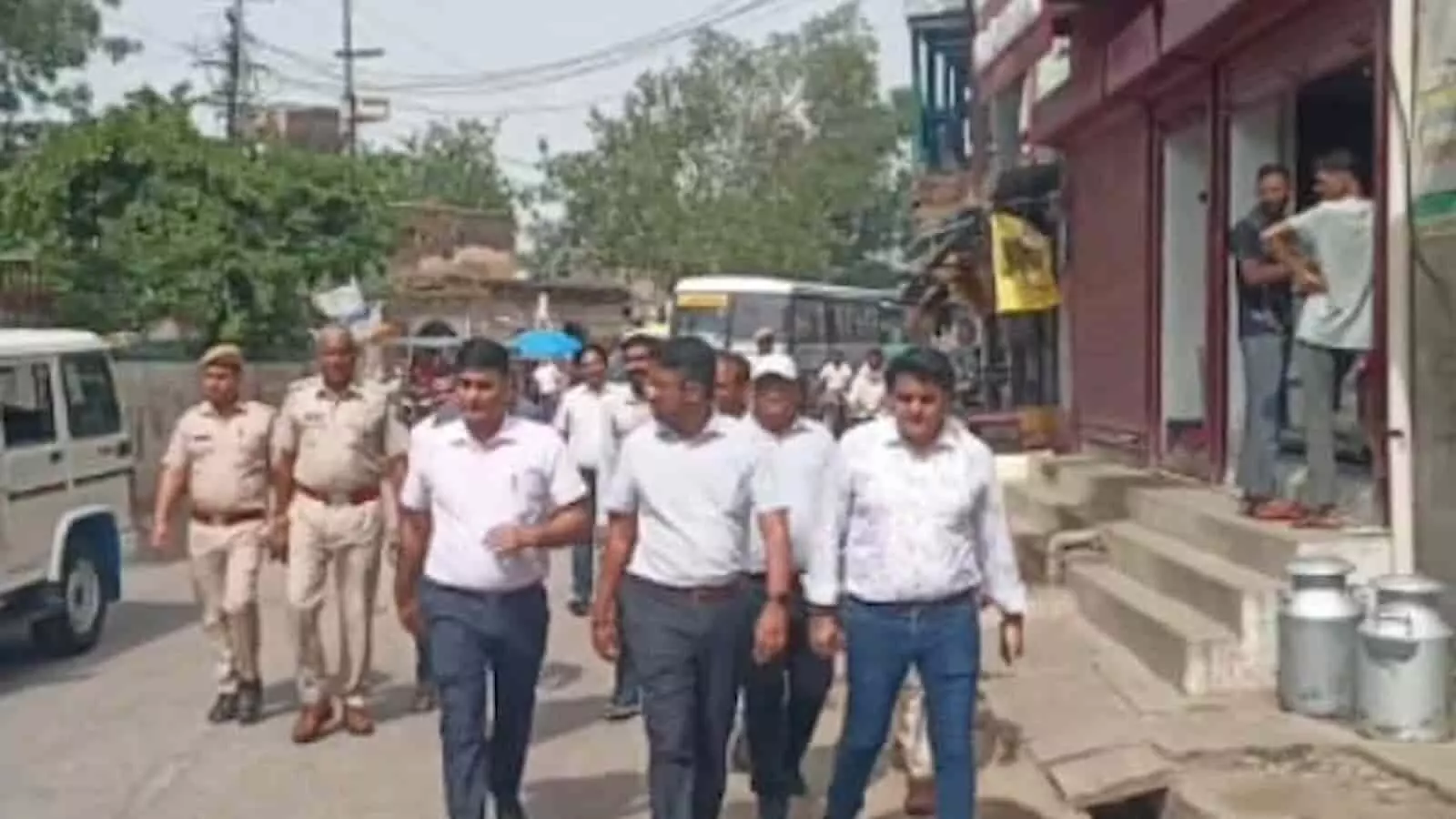 डीग जिला कलक्टर और अधिकारी शहर की सड़कों का निरीक्षण कर रहे हैं। डीग जिला कलक्टर और अधिकारी शहर की सड़कों का निरीक्षण कर रहे हैं।