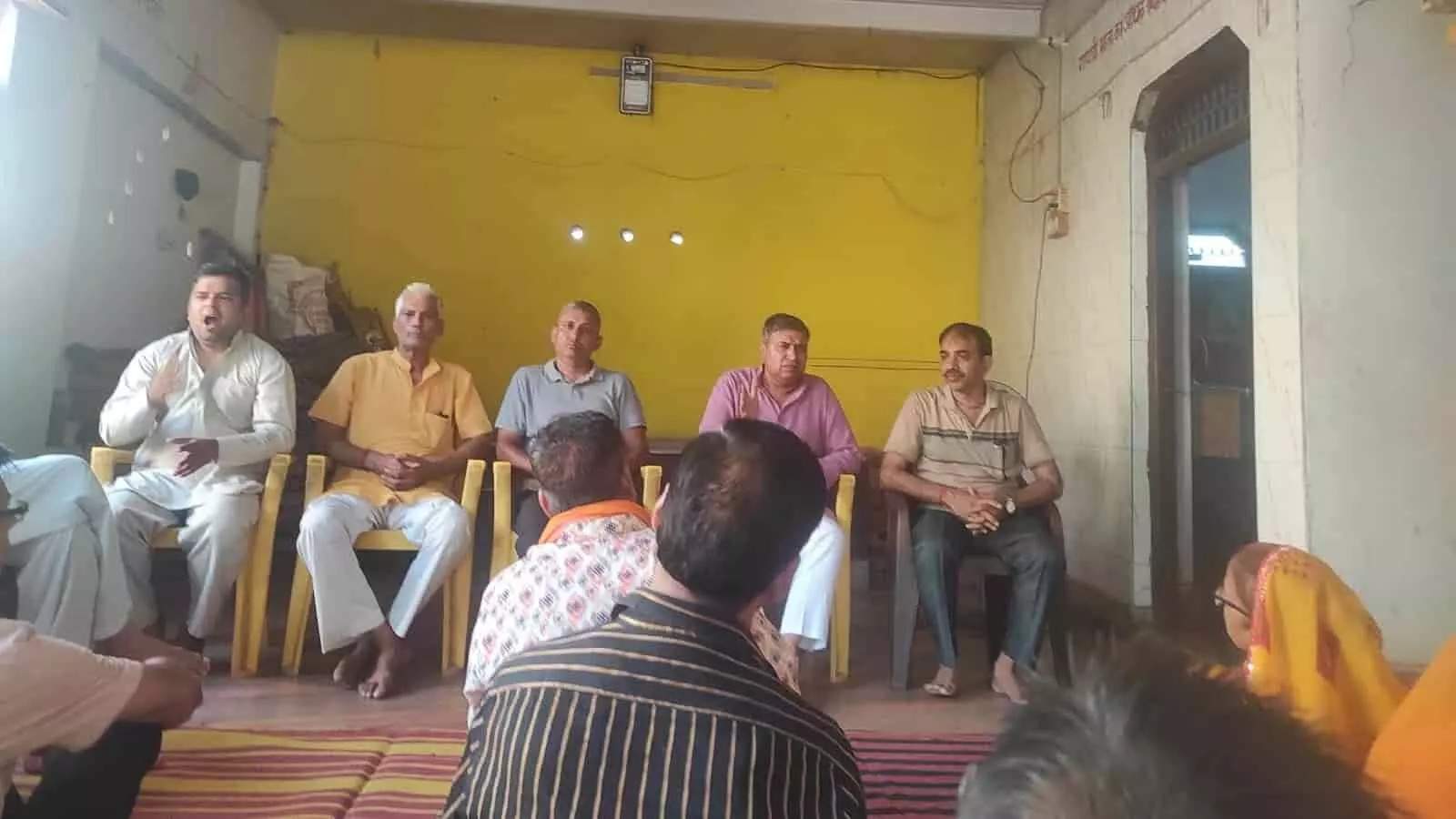 डीग के गायत्री मंदिर में आयोजित बैठक में बैठे विभिन्न व्यक्ति। डीग के गायत्री मंदिर में आयोजित बैठक में बैठे विभिन्न व्यक्ति।