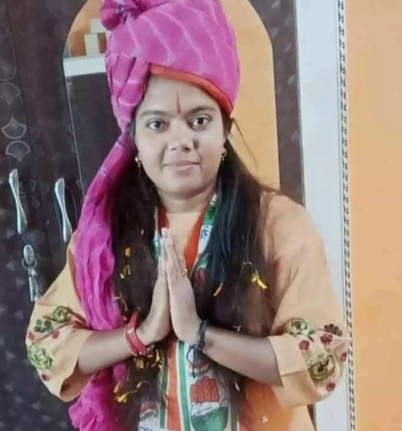 डीग महिला कांग्रेस की जिला अध्यक्ष स्वेता यादव हाथ जोड़कर अभिवादन कर रही हैं डीग महिला कांग्रेस की जिला अध्यक्ष स्वेता यादव हाथ जोड़कर अभिवादन कर रही हैं