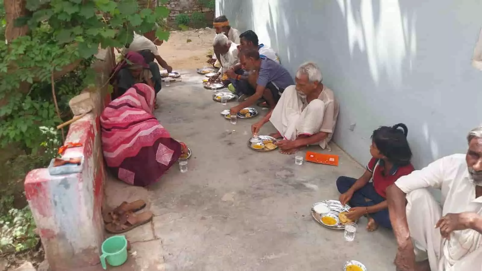 जमीन पर पंगत में बैठकर खीर-पूड़ी की प्रसादी ग्रहण करते जरूरतमंद लोग। जमीन पर पंगत में बैठकर खीर-पूड़ी की प्रसादी ग्रहण करते जरूरतमंद लोग।