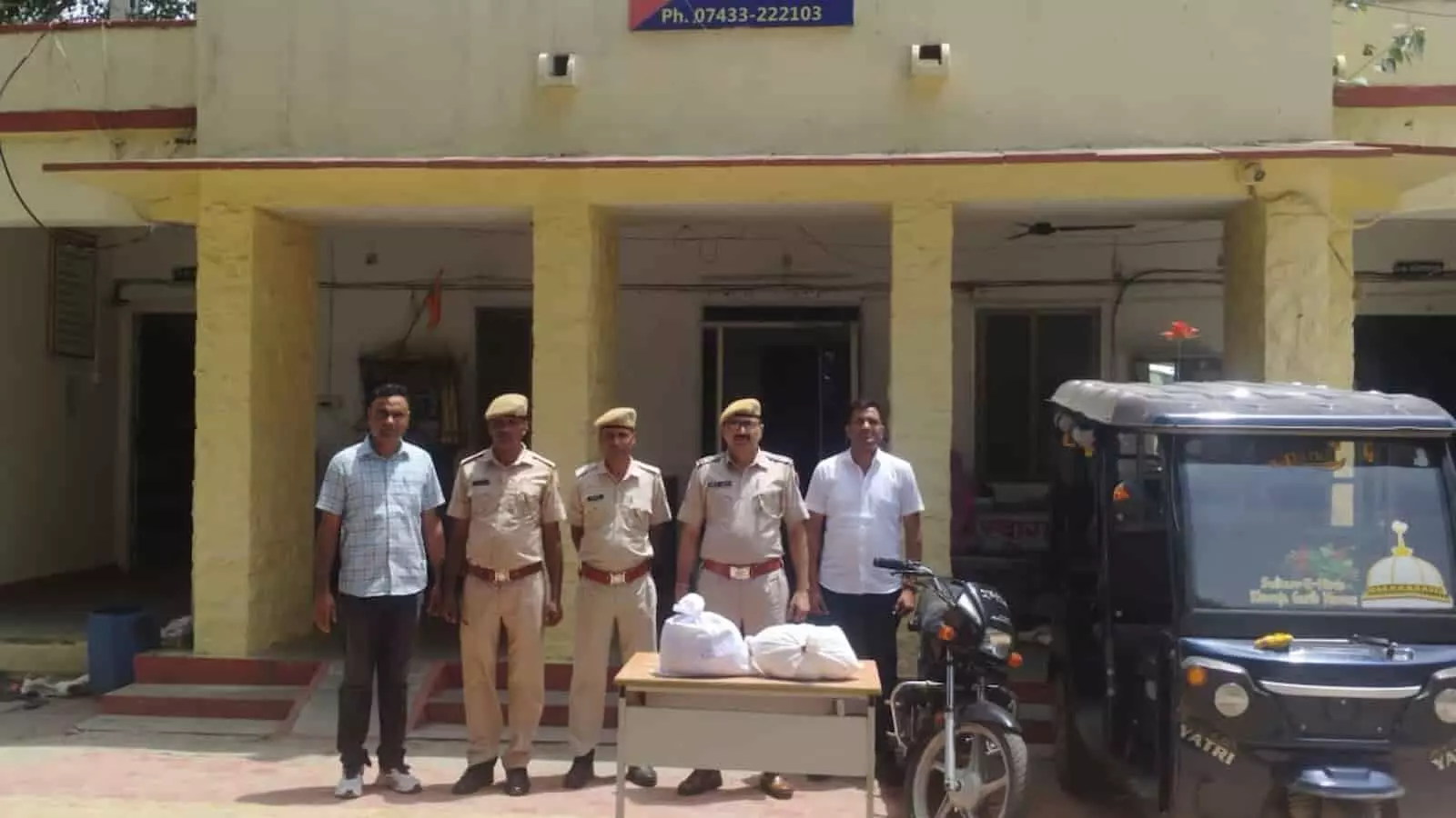 झालावाड़ के भवानीमंडी पुलिस थाने के बाहर पुलिस अधिकारी बरामद सामग्री के साथ खड़े हैं।