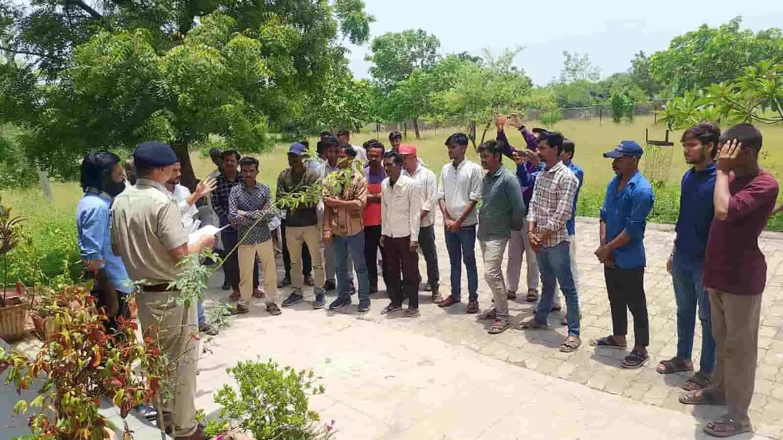 झालावाड़ में पुलिस अधिकारी के सामने अपनी मांगों को लेकर एकत्रित ग्रामीण और लोग।