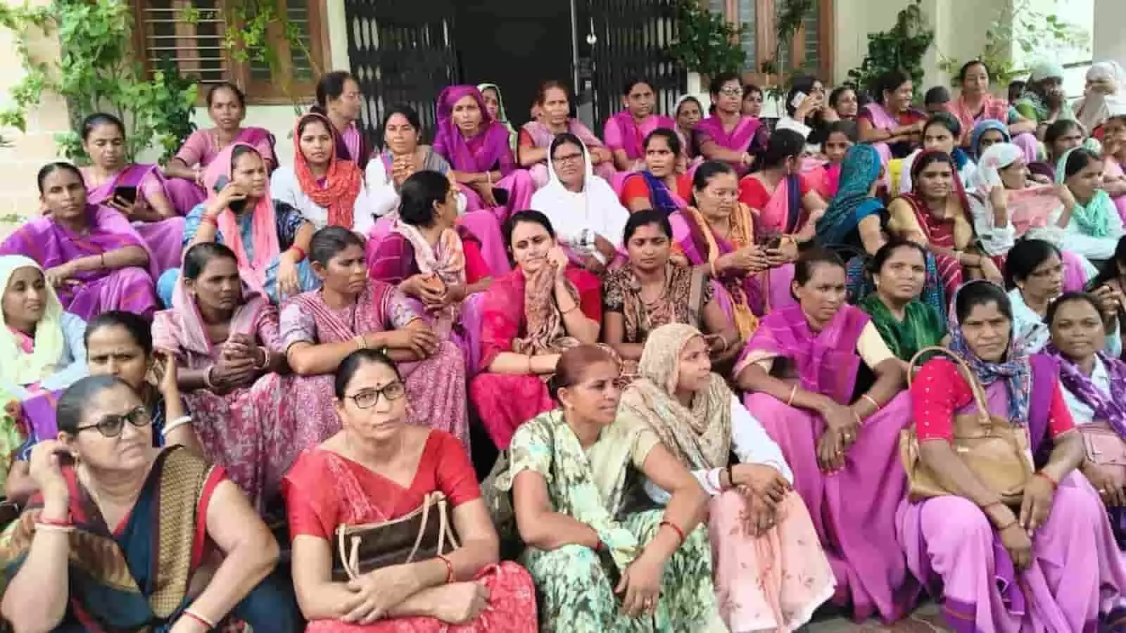 खेरवाड़ा में मांगों को लेकर प्रदर्शन करती हुई बड़ी संख्या में आंगनबाड़ी कार्यकर्ता। खेरवाड़ा में मांगों को लेकर प्रदर्शन करती हुई बड़ी संख्या में आंगनबाड़ी कार्यकर्ता।