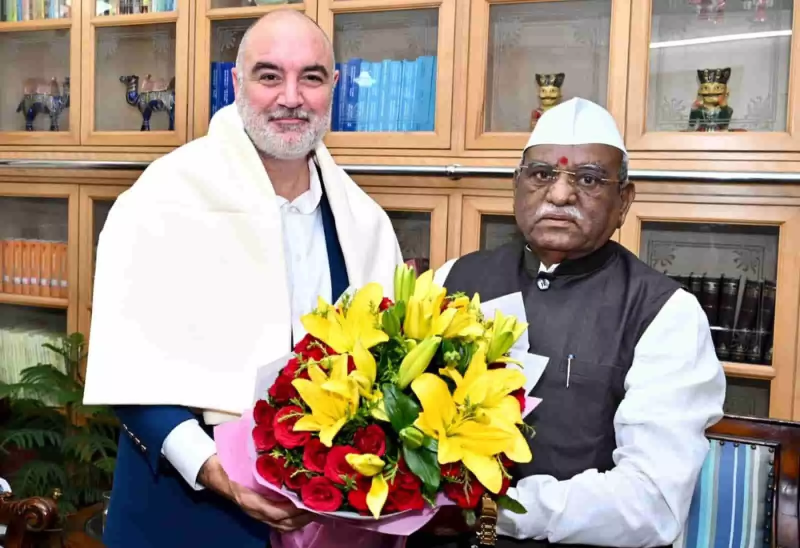 ऑस्ट्रेलिया के राजनयिक पॉल मर्फी और राज्यपाल हरिभाऊ बागडे लोकभवन में मुलाकात करते हुए। ऑस्ट्रेलिया के राजनयिक पॉल मर्फी और राज्यपाल हरिभाऊ बागडे लोकभवन में मुलाकात करते हुए।