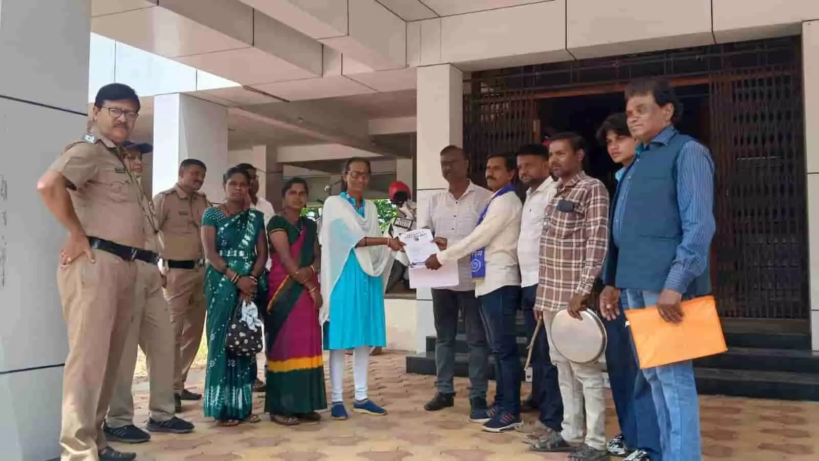 तस्वीर में कागल पंचायत समिति कार्यालय के सामने भारतीय दलित महासंघ के कार्यकर्ता अधिकारी को ज्ञापन सौंपते हुए।