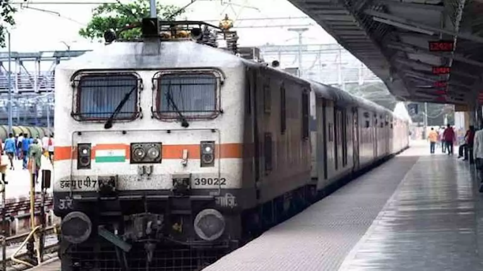रेलवे स्टेशन के प्लेटफार्म पर खड़ी हुई एक एक्सप्रेस ट्रेन की तस्वीर। रेलवे स्टेशन के प्लेटफार्म पर खड़ी हुई एक एक्सप्रेस ट्रेन की तस्वीर।