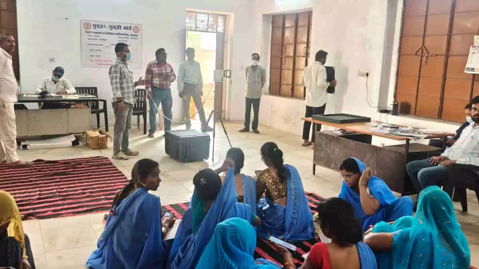 लसाड़िया के स्वास्थ्य शिविर में पोर्टेबल एक्स-रे मशीन के पास खड़े स्वास्थ्य कर्मी और नीचे बैठी महिलाएं। लसाड़िया के स्वास्थ्य शिविर में पोर्टेबल एक्स-रे मशीन के पास खड़े स्वास्थ्य कर्मी और नीचे बैठी महिलाएं।