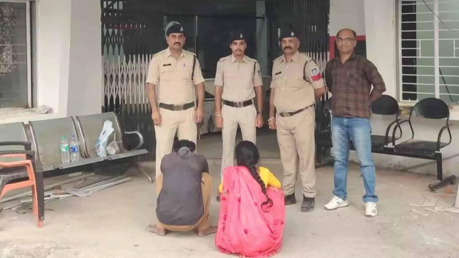 नरसिंहपुर में पुलिस हिरासत में बैठे आरोपी पति और ननद के पीछे खड़े पुलिसकर्मी। नरसिंहपुर में पुलिस हिरासत में बैठे आरोपी पति और ननद के पीछे खड़े पुलिसकर्मी।