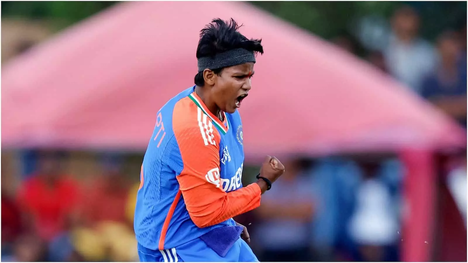 क्रिकेट मैदान पर जोश में मुट्ठी भींचकर विकेट लेने का जश्न मनातीं दीप्ति शर्मा। क्रिकेट मैदान पर जोश में मुट्ठी भींचकर विकेट लेने का जश्न मनातीं दीप्ति शर्मा।
