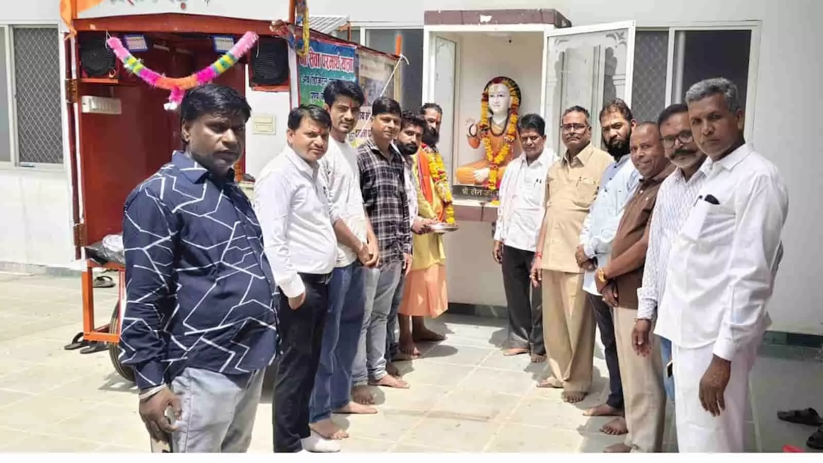 तस्वीर में प्रतापगढ़ में विदाई समारोह के दौरान संत बाल योगी बलरामपुरी महाराज के साथ श्रद्धालु खड़े हैं। तस्वीर में प्रतापगढ़ में विदाई समारोह के दौरान संत बाल योगी बलरामपुरी महाराज के साथ श्रद्धालु खड़े हैं।