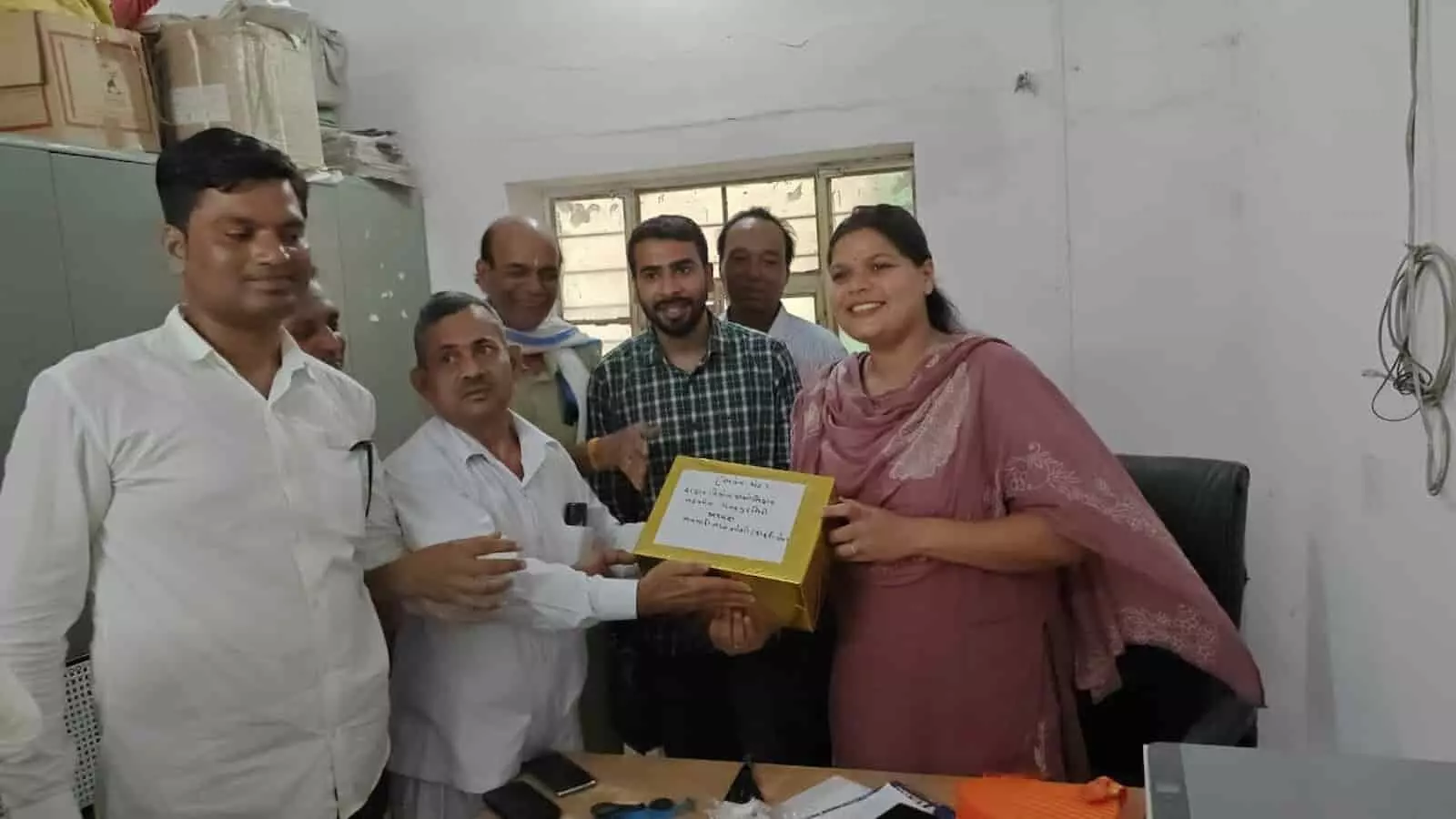विदाई समारोह में राशन विक्रेता संघ के सदस्यों से स्मृति चिन्ह प्राप्त करतीं समीक्षा दिनकर।