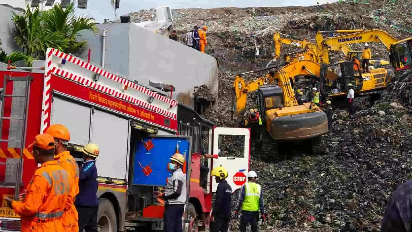 मोशी कचरा संयंत्र में मलबे के बीच रेस्क्यू टीम और मशीनें बचाव कार्य में जुटी हैं। मोशी कचरा संयंत्र में मलबे के बीच रेस्क्यू टीम और मशीनें बचाव कार्य में जुटी हैं।