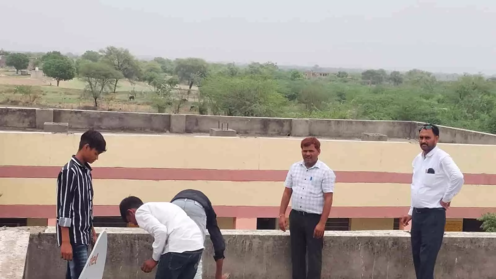 सवाई माधोपुर में सरकारी स्कूल की छत पर खड़े अधिकारी निरीक्षण करते हुए दिख रहे हैं। सवाई माधोपुर में सरकारी स्कूल की छत पर खड़े अधिकारी निरीक्षण करते हुए दिख रहे हैं।
