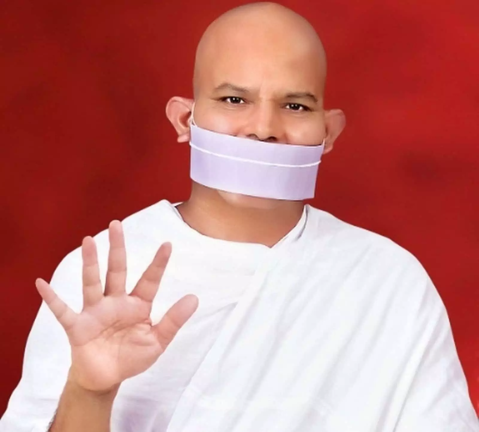 सफेद वस्त्र और मुखपट्टी पहने जैन संत हाथ जोड़कर अभिवादन करते हुए दिखाई दे रहे हैं। सफेद वस्त्र और मुखपट्टी पहने जैन संत हाथ जोड़कर अभिवादन करते हुए दिखाई दे रहे हैं।