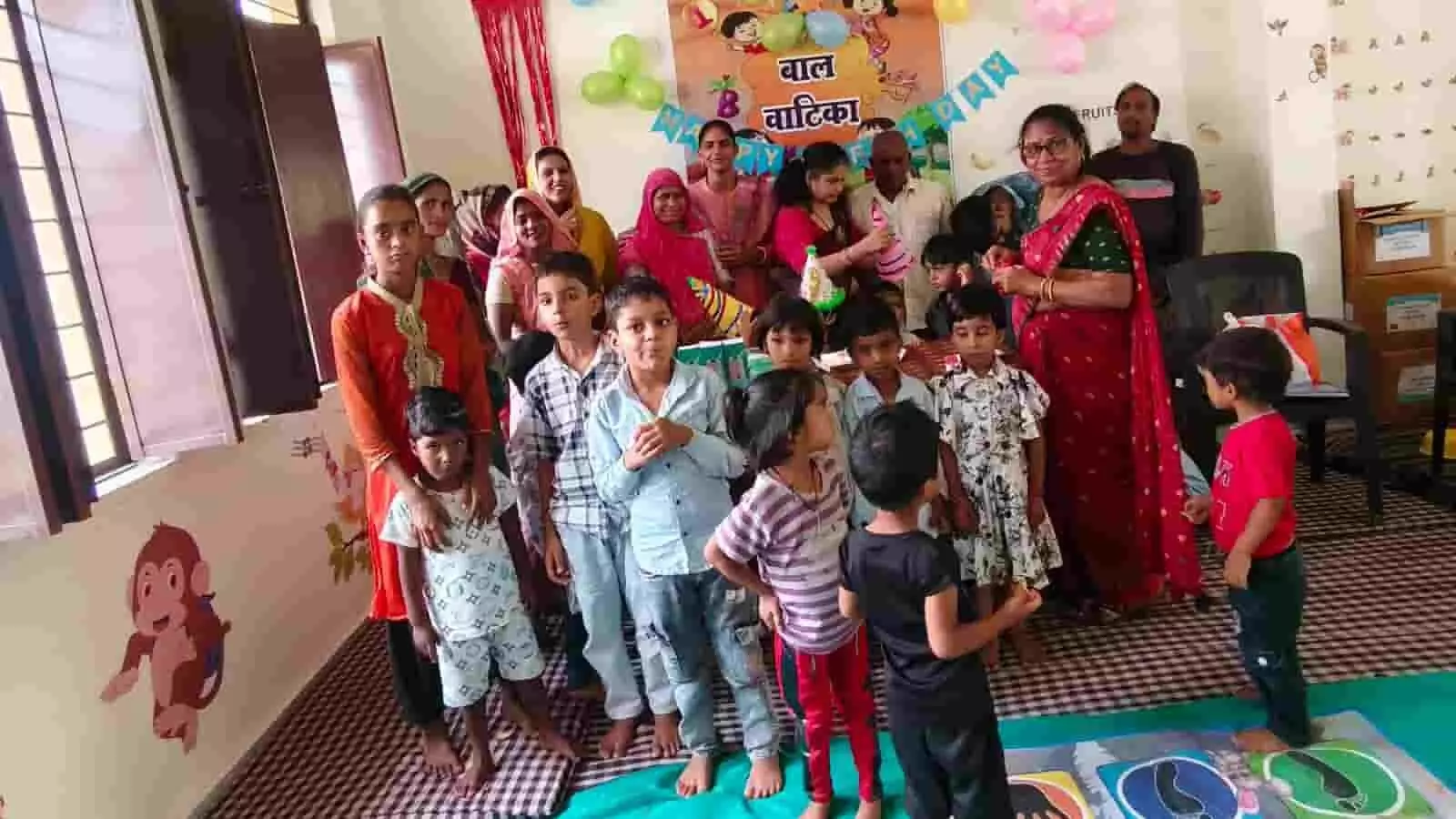 बालवाटिका के सजे कमरे में शिक्षिकाओं और अभिभावकों के साथ जन्मोत्सव मनाते हुए बच्चे। बालवाटिका के सजे कमरे में शिक्षिकाओं और अभिभावकों के साथ जन्मोत्सव मनाते हुए बच्चे।