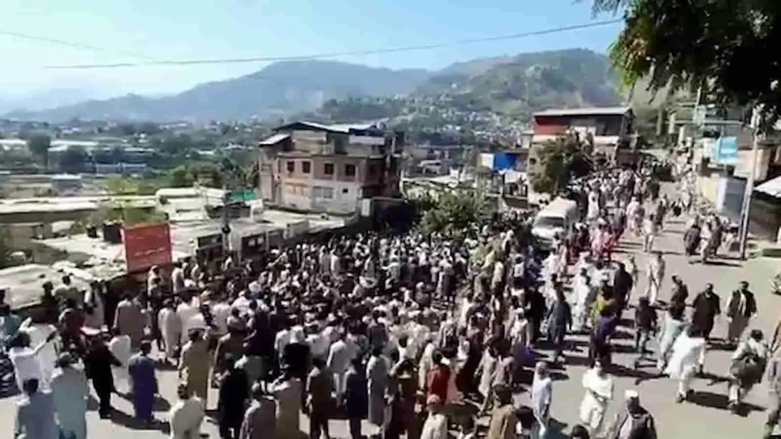 पहाड़ी क्षेत्र की सड़क पर रैली निकालती और प्रदर्शन करती हुई लोगों की एक बड़ी भीड़। पहाड़ी क्षेत्र की सड़क पर रैली निकालती और प्रदर्शन करती हुई लोगों की एक बड़ी भीड़।