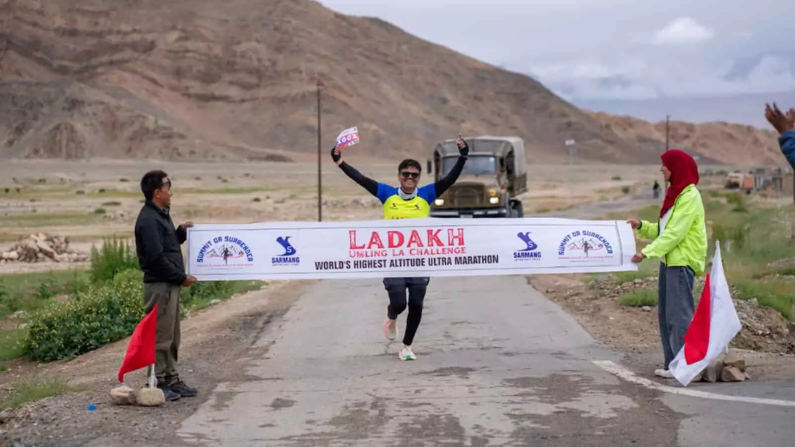 लद्दाख में फिनिश लाइन बैनर पार करते हुए दौड़ते मेजर दीपक कुमार। लद्दाख में फिनिश लाइन बैनर पार करते हुए दौड़ते मेजर दीपक कुमार।
