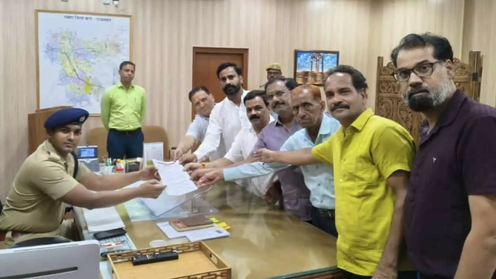 ज्ञापन सौंपते कपड़ा व्यापार समिति के प्रतिनिधि और पुलिस अधीक्षक बारां कार्यालय में। ज्ञापन सौंपते कपड़ा व्यापार समिति के प्रतिनिधि और पुलिस अधीक्षक बारां कार्यालय में।