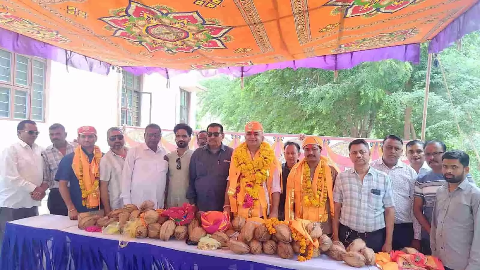 विदाई समारोह में थाना परिसर में गणपत सिंह और उपस्थित लोग खड़े हैं। विदाई समारोह में थाना परिसर में गणपत सिंह और उपस्थित लोग खड़े हैं।