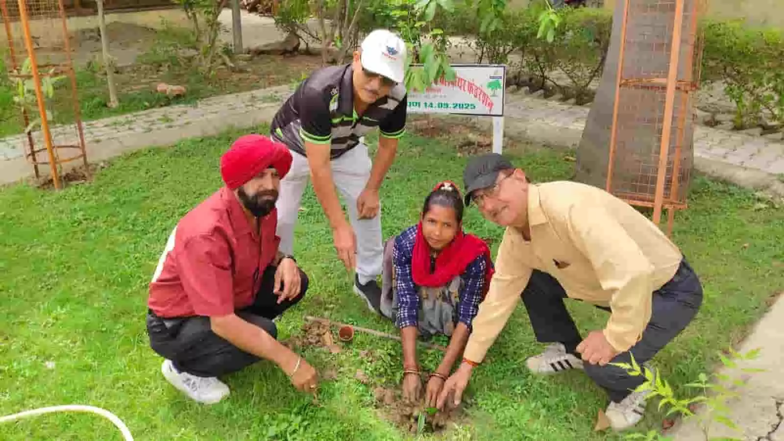 संजय नगर मुक्ति धाम परिसर में पौधा लगाते ऑल इंडिया रेलवे पेंशनर्स वेलफेयर फेडरेशन के सदस्य। संजय नगर मुक्ति धाम परिसर में पौधा लगाते ऑल इंडिया रेलवे पेंशनर्स वेलफेयर फेडरेशन के सदस्य।