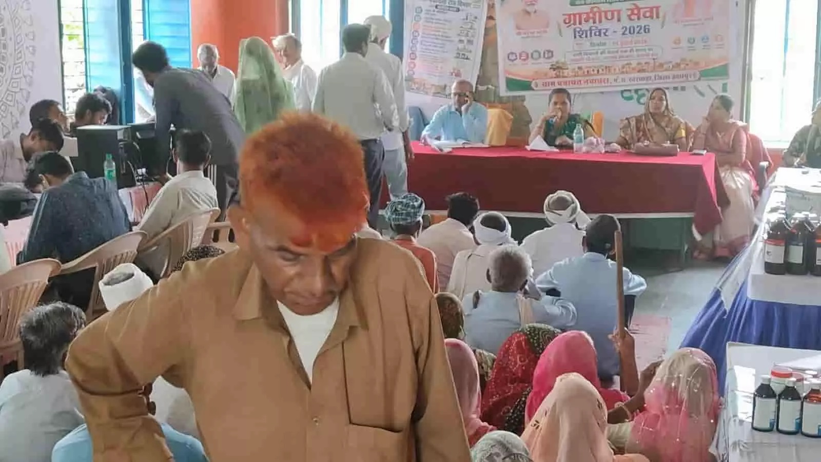 खेरवाड़ा के नवागरा गांव में सरकारी अधिकारियों और ग्रामीणों के साथ आयोजित सेवा शिविर। खेरवाड़ा के नवागरा गांव में सरकारी अधिकारियों और ग्रामीणों के साथ आयोजित सेवा शिविर।