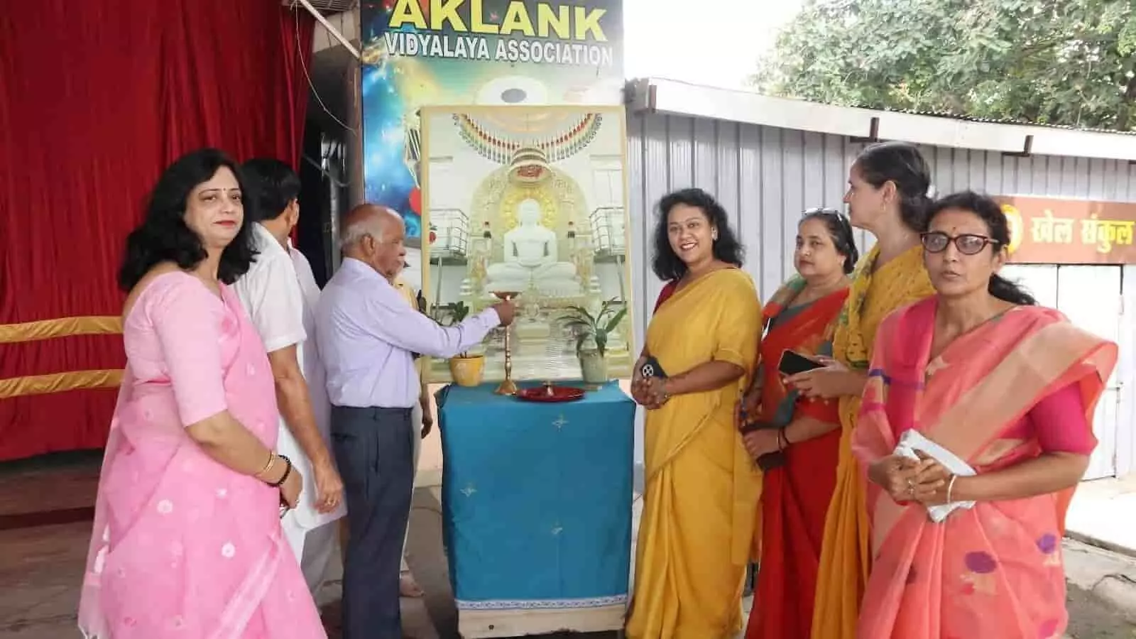 तस्वीर में दिख रही महिलाएं और पुरुष अकलंक विद्यालय परिसर में दीप प्रज्वलित कर रहे हैं। तस्वीर में दिख रही महिलाएं और पुरुष अकलंक विद्यालय परिसर में दीप प्रज्वलित कर रहे हैं।