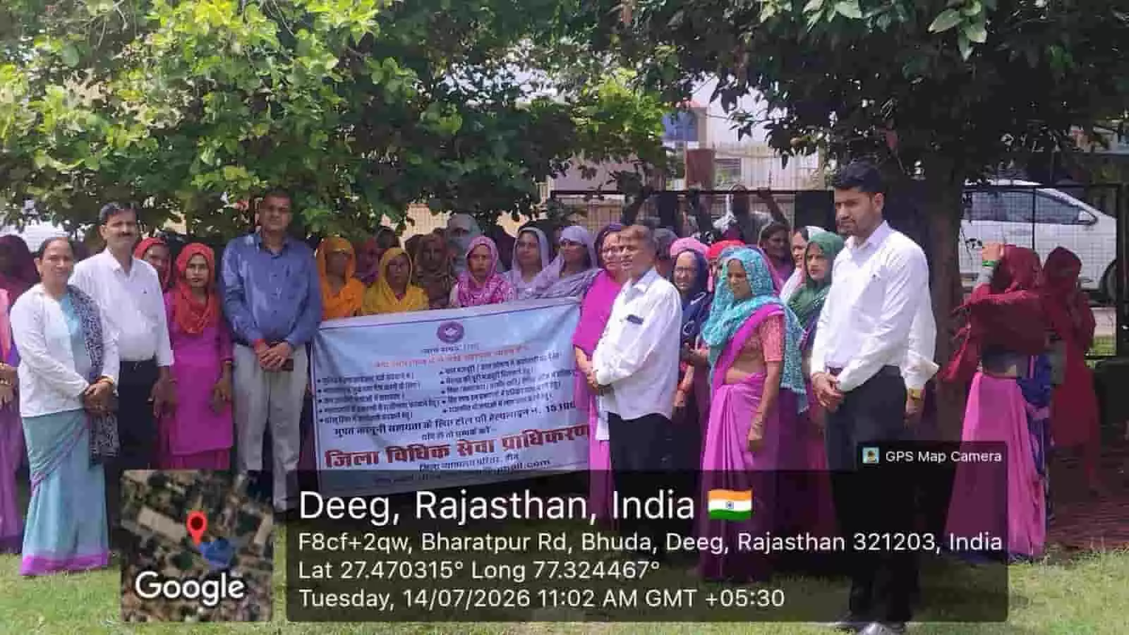 डीग में आयोजित विधिक जागरूकता शिविर के दौरान बैनर के साथ खड़े अधिकारी और महिलाएं। डीग में आयोजित विधिक जागरूकता शिविर के दौरान बैनर के साथ खड़े अधिकारी और महिलाएं।