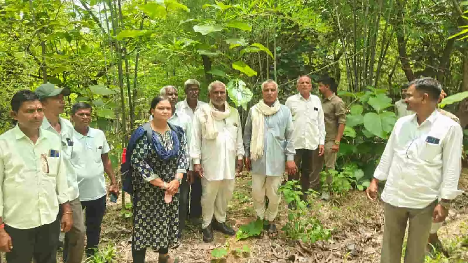 ग्रामीण सेवा शिविर में उपस्थित अधिकारी और स्थानीय लोग उदपुरिया जागीर के प्राकृतिक परिवेश में। ग्रामीण सेवा शिविर में उपस्थित अधिकारी और स्थानीय लोग उदपुरिया जागीर के प्राकृतिक परिवेश में।