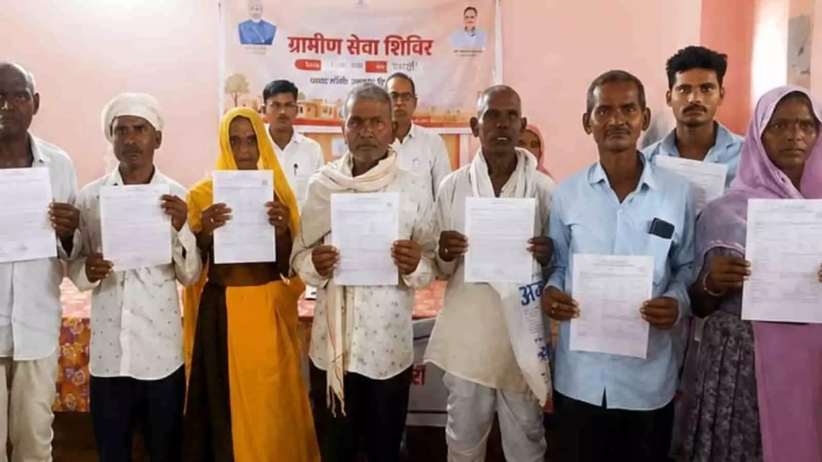 तस्वीर में जयसमंद के ग्रामीण सेवा शिविर में पट्टा मिलने के बाद लाभार्थी ग्रामीण अपने दस्तावेज दिखाते हुए। तस्वीर में जयसमंद के ग्रामीण सेवा शिविर में पट्टा मिलने के बाद लाभार्थी ग्रामीण अपने दस्तावेज दिखाते हुए।