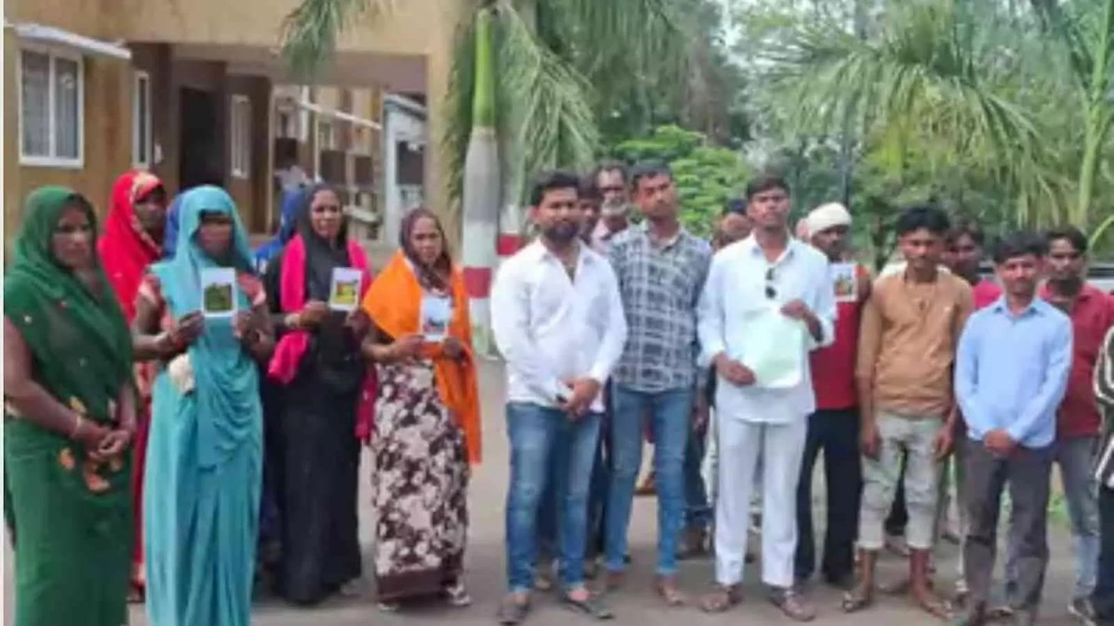 कटनी एसपी कार्यालय के बाहर शिकायत के लिए खड़े हुए ग्रामीण और महिलाएं। कटनी एसपी कार्यालय के बाहर शिकायत के लिए खड़े हुए ग्रामीण और महिलाएं।