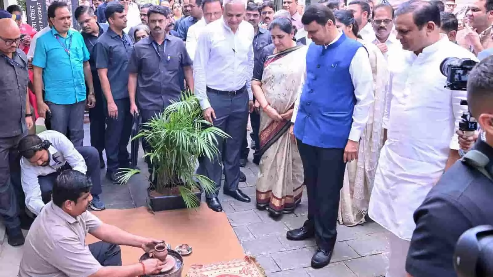 लोकार्पण समारोह में मुख्यमंत्री देवेंद्र फडणवीस और अन्य प्रशासनिक अधिकारी उपस्थित हैं। लोकार्पण समारोह में मुख्यमंत्री देवेंद्र फडणवीस और अन्य प्रशासनिक अधिकारी उपस्थित हैं।