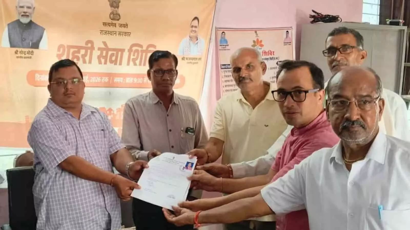वजीरपुर शहरी सेवा शिविर में अधिकारी लाभार्थियों को सरकारी पट्टे प्रदान कर रहे हैं। वजीरपुर शहरी सेवा शिविर में अधिकारी लाभार्थियों को सरकारी पट्टे प्रदान कर रहे हैं।