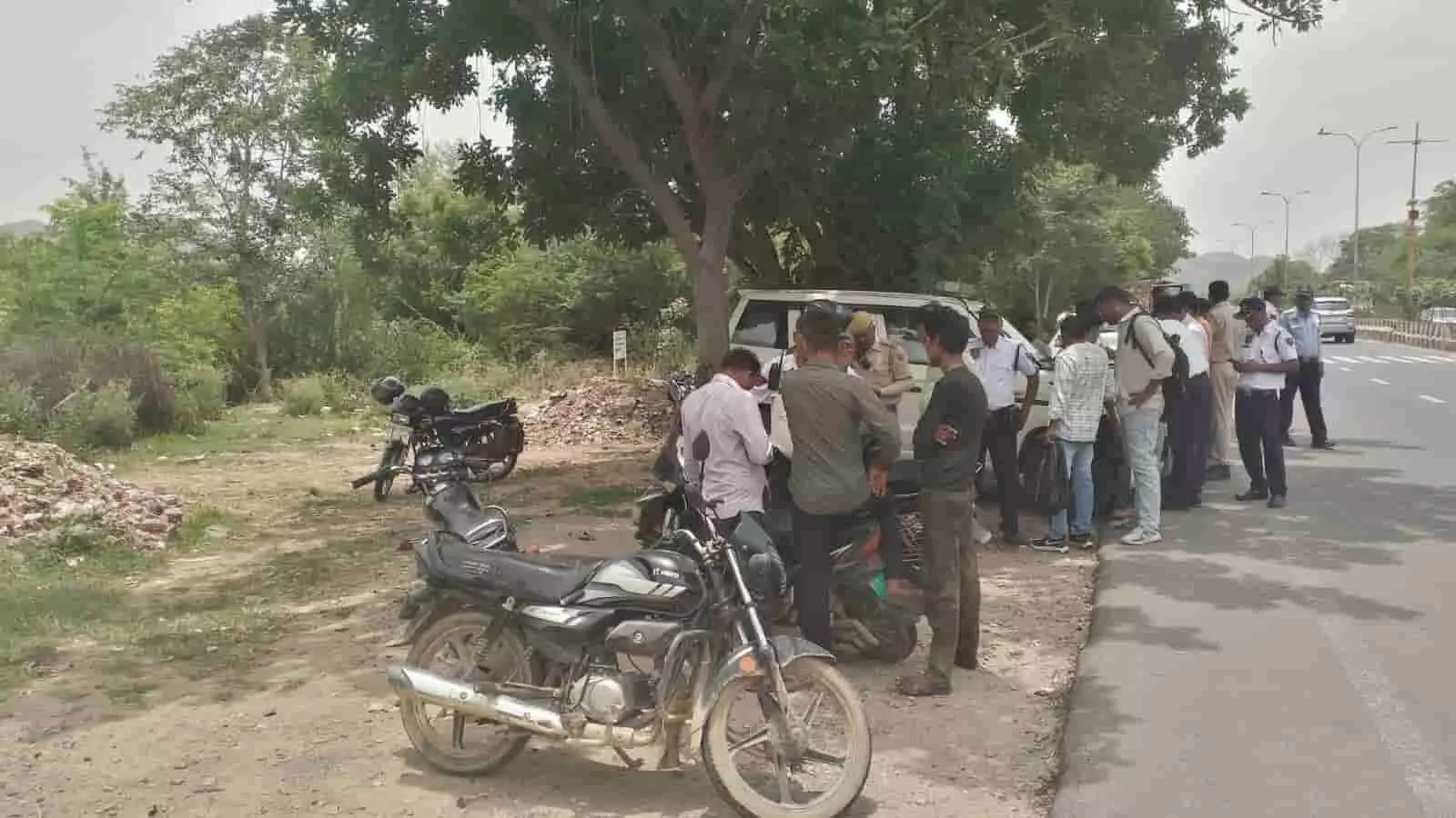 सड़क किनारे खड़े पुलिसकर्मी और वाहन चालक यातायात चेकिंग अभियान के दौरान बातचीत करते हुए। सड़क किनारे खड़े पुलिसकर्मी और वाहन चालक यातायात चेकिंग अभियान के दौरान बातचीत करते हुए।