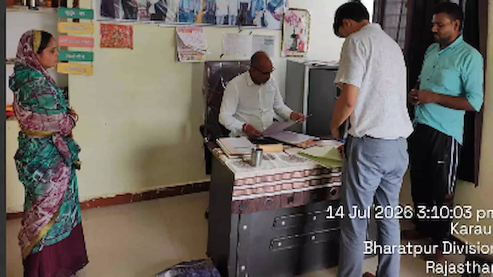 वृद्धाश्रम के कार्यालय में दस्तावेजों की जांच करते अधिकारी और वहां उपस्थित कर्मचारी। वृद्धाश्रम के कार्यालय में दस्तावेजों की जांच करते अधिकारी और वहां उपस्थित कर्मचारी।