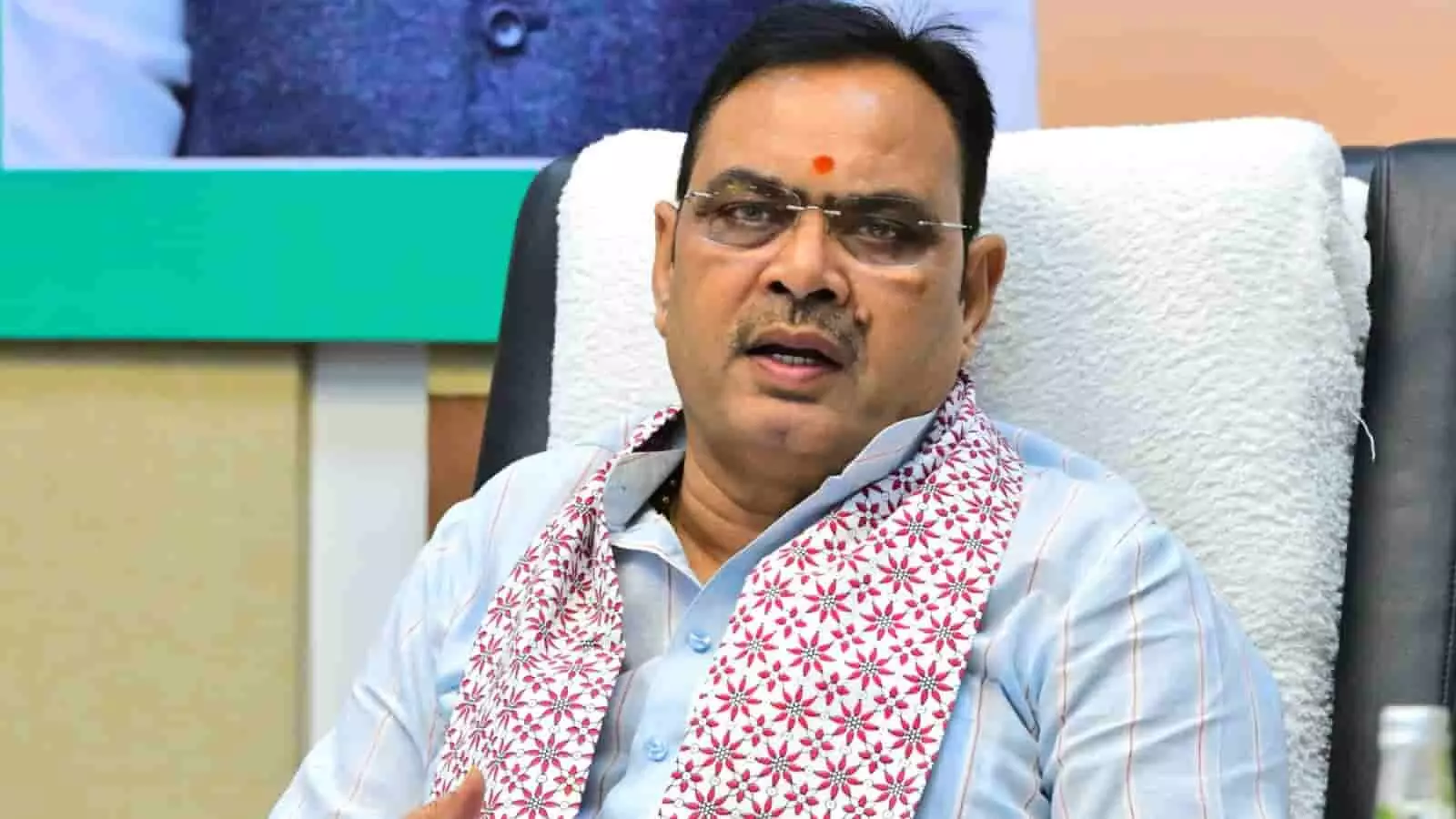 कार्यालय में बैठक के दौरान कुर्सी पर बैठे राजस्थान के मुख्यमंत्री भजनलाल शर्मा की तस्वीर। कार्यालय में बैठक के दौरान कुर्सी पर बैठे राजस्थान के मुख्यमंत्री भजनलाल शर्मा की तस्वीर।