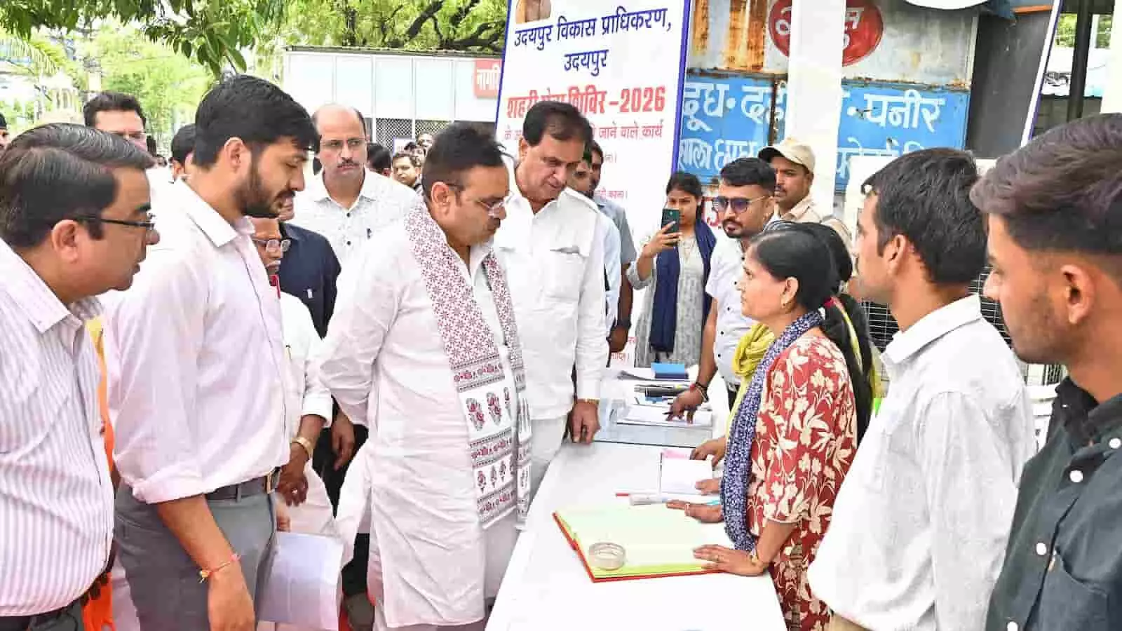 तस्वीर में मुख्यमंत्री भजनलाल शर्मा राजस्थान के एक सरकारी कार्यालय में बैठक के दौरान बोलते हुए दिख रहे हैं। तस्वीर में मुख्यमंत्री भजनलाल शर्मा राजस्थान के एक सरकारी कार्यालय में बैठक के दौरान बोलते हुए दिख रहे हैं।