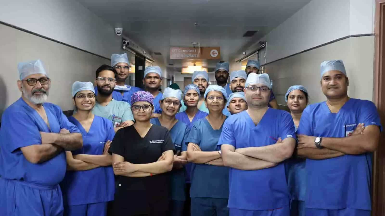 अस्पताल के ओटी कॉम्प्लेक्स में खड़े सर्जिकल स्क्रब पहने डॉक्टरों और मेडिकल स्टाफ की टीम। अस्पताल के ओटी कॉम्प्लेक्स में खड़े सर्जिकल स्क्रब पहने डॉक्टरों और मेडिकल स्टाफ की टीम।